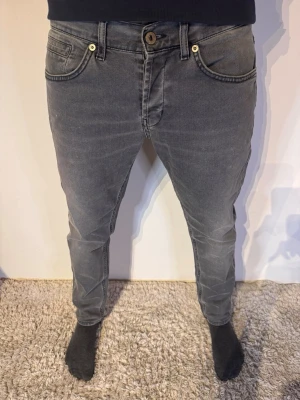 Dondup George Jeans  - | Skick: 9/10 | Färg: Grå | Modell: 172cm 64kg | Vad inkluderas: Enbart Jeansen | Nypris: 3000kr |