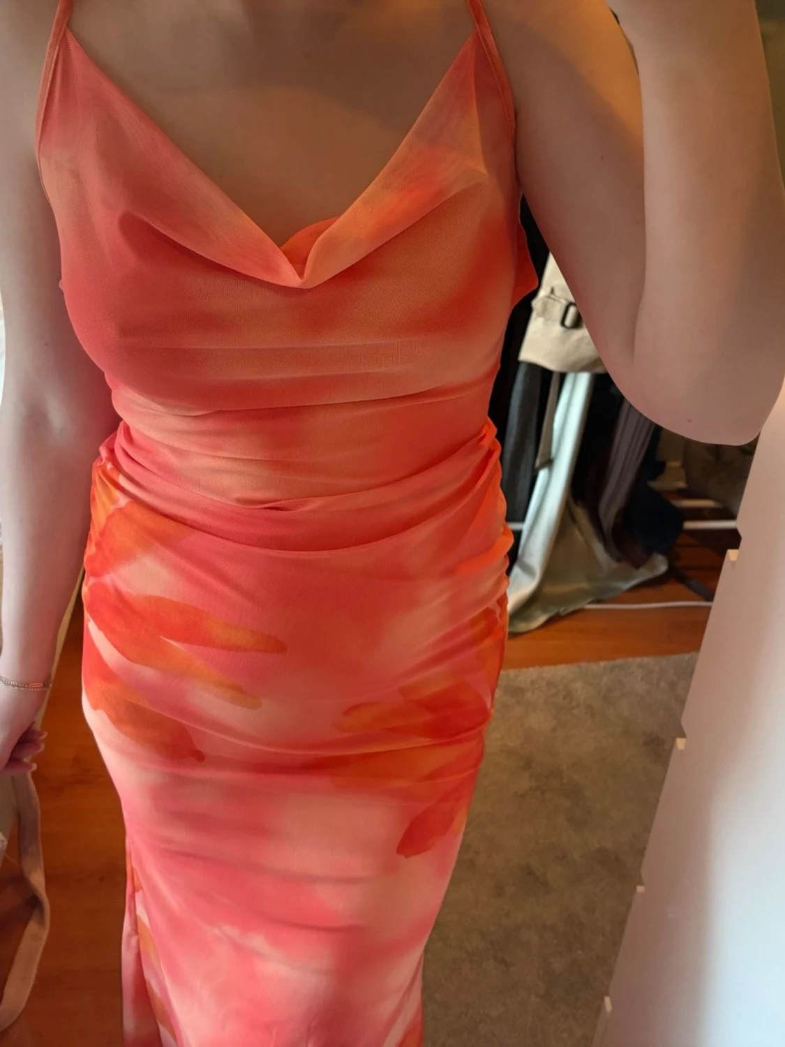 Lång klänning i orange och rosa toner