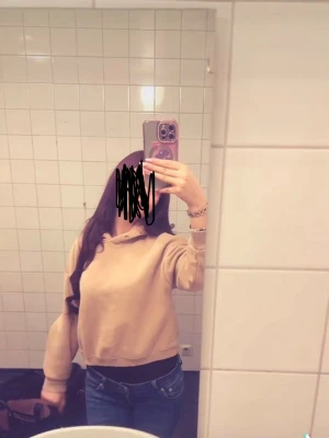 Beige hoodie från 157 med fleece - Säljer en beige hoodie från 157 i storlek XS/S. Hoodien har en mjuk fleeceinsida, huva med metallöljetter och en avslappnad passform. Perfekt för dig som gillar en enkel och stilren look.