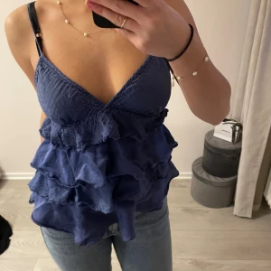 Blå volangtopp  - Blå topp från zara i storlek M men skulle säga att den passar XS/S. Flera volanglager och smala band. Toppen har v-ringning och är ärmlös. På sista bilden ser man att jag sytt banden kortare  med vit tråd, inget som syns märkvärdigt. 