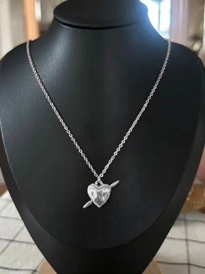 Maria Nilsdotter Tuvstarr necklace Inspired! - Inspirerat Halsband av Maria Nilsdotter. Halsbandet är 100% rost och nickelfrit och kedjan är 40cm men går att förlänga med ytterligare 5cm. Vid mer frågor är det bara att höra av sig ☺️