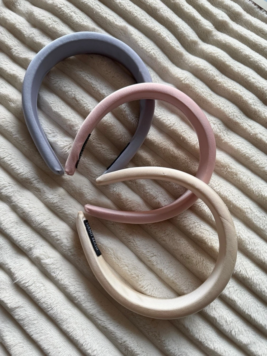 3 breda satindiadem i pastellfärger