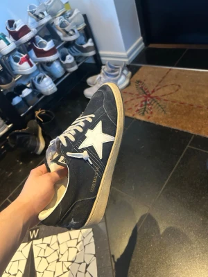 Golden goose ballstar  - Säljer nu mina goa ballstars! Köpt för ca 6 k. skick: 8/10 lite heal drag (se bild) annars i bra skick 