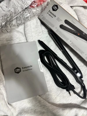 OBH Nordica Easystyle plattång - Säljer en helt ny svart OBH Nordica Easystyle plattång med sladd. Plattången har en smal och stilren design i matt plast och kommer med originalkartong och manual. Perfekt för att fixa håret snabbt och enkelt. Skonsam mot håret. Köpt för 725kr på apoteket hjärta. Säljs billigare vid snabb affär.