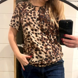 Leopardmönstrad blus  - Sååå fin!