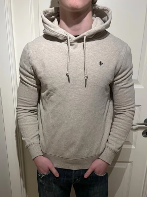 Morris hoodie - Säljer en skön Morris hoodie! | Mycket fint skick utan defekter! | Storlek S. | Grå/beige färg | Ställ gärna frågor innan du köper!