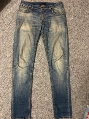 Nudie jeans - Ett par riktigt feta Nudie jeans i storlek 31/34 med en rik fin tvätt. Tveka inte på att höra av dig vid fler frågor🙌