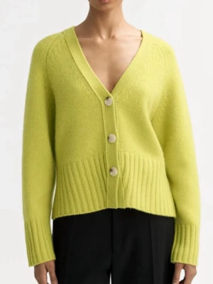 Helt ny Soft goat kofta - Säljer min helt nya Soft goat kofta med lappen kvar i strl M. Nypriset är 4500 och jag säljer för 3000. Den är i Kashmir. Skriv för frågor❣️❣️ Kan även skicka äkthetsbevis om det önskas.