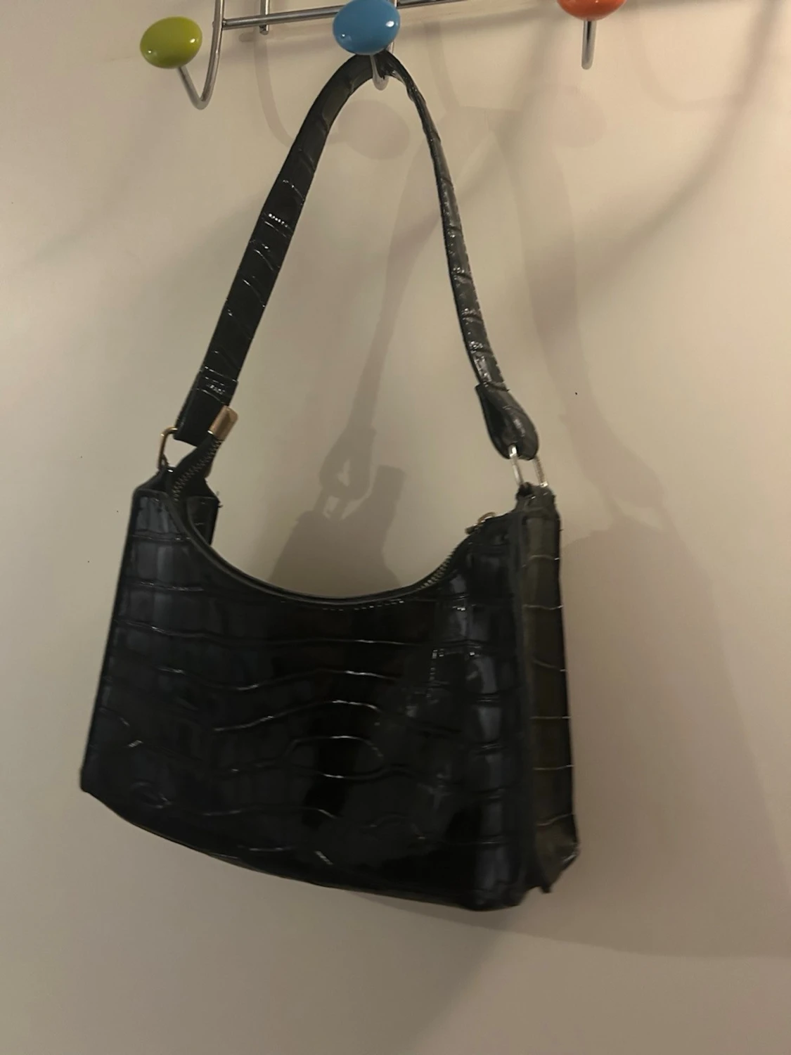 Svart axelväska i krokodilimitation