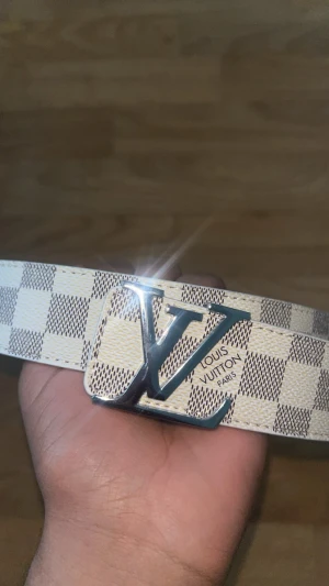 Bälte - Jätte fin Iv bälte/skärp inför sommaren!!                                Priset kan sänkas!!!                                                                           Hör av dig om några frågor eller annat 