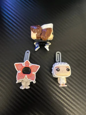 Stranger Things Kinder Joy figurer  - Tre coola nyckelringar med figurer från Stranger Things, tillverkade av plast. Motiven är Demogorgon, Eleven, Steve och Robin. Perfekt för dig som gillar Stranger Things och att samla på saker.