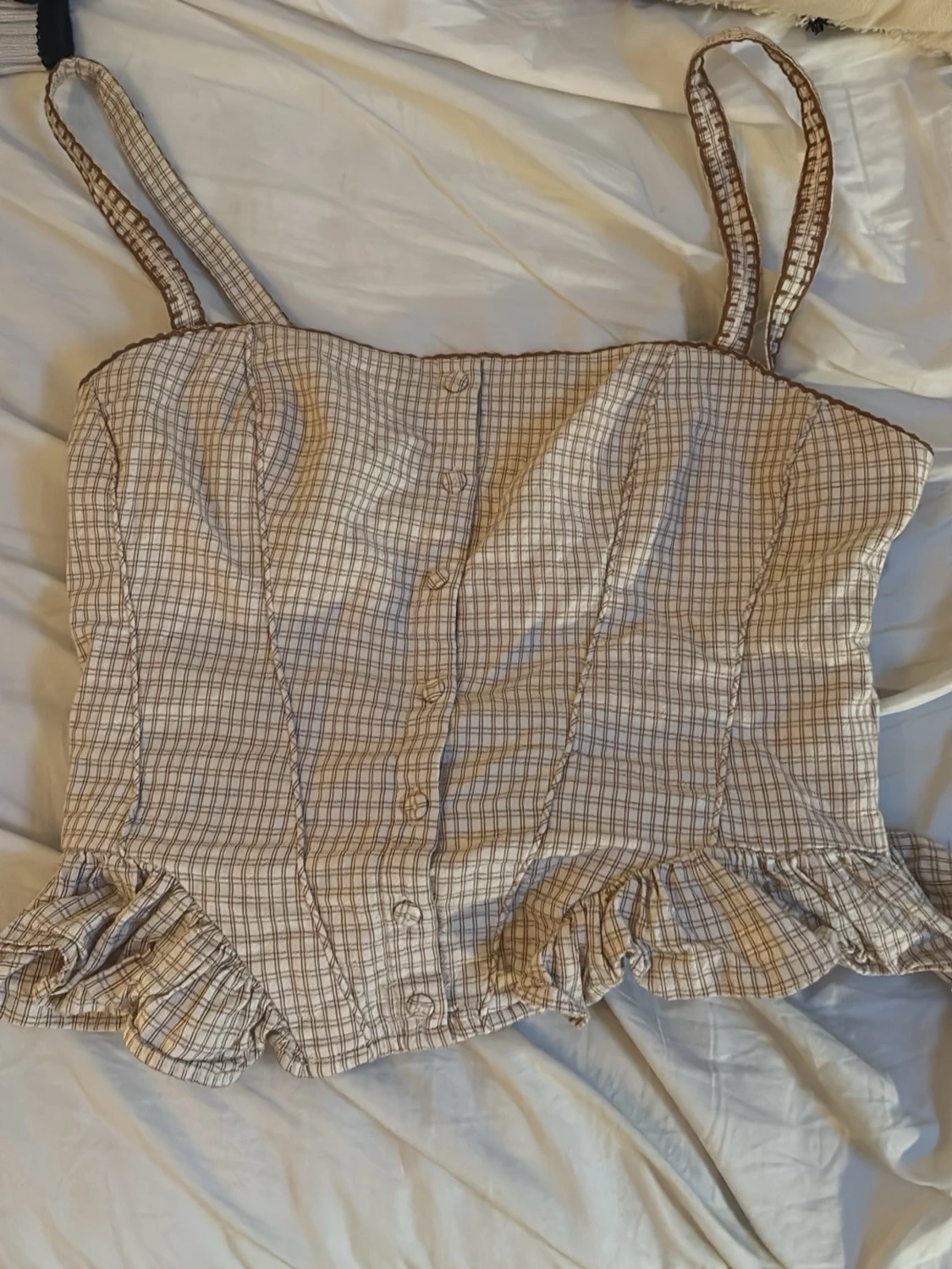 Beige rutig topp med volang