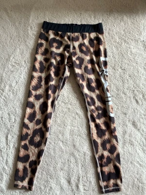 Leopardmönstrade träningsbyxor från Aim'n - Snygga leopardmönstrade leggings från Aim'n i storlek S. Säljs då dom inte används💗