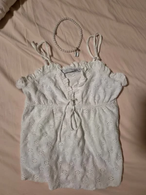 Vit babydoll linnetop - Söt vit linnetopp med knyt framtill. Använd en gång, vill bara bli av med den eftersom den knappt användes. 