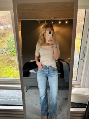 Ljusblå raka jeans med hög midja - Säljer ett par ljusblå jeans med rak passform och hög midja. 