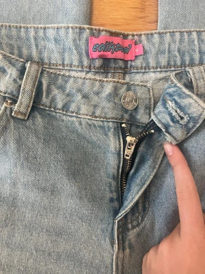 Coola Ljusblåa baggy jeans Edikted - Så coola lowwaist baggy jeans köpta i USA från edikted! Är M men passar mig som är S