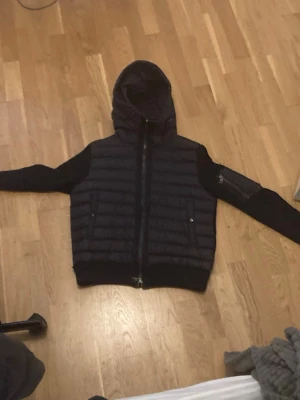 Mörkblå Moncler cardigan med luva - Snygg mörkblå äkta Moncler cardigan för 1300är ett väldigt bra pris. Storlek M. Vi kan förhandla priset. Är bara 3 månader gammal 