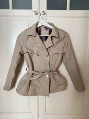 Zara trenchcoat  - Säljer Zara trenchcoat i bra skick, köpte på plick men var tyvärr för liten för mig 🤎 Kort modell i storlek 152 men sitter som en xxs 