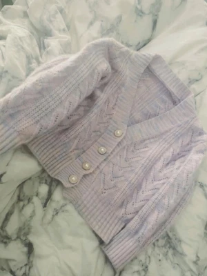 Ljuslila stickad kofta med pärlknappar - Strl s