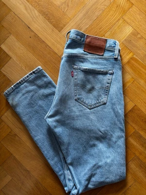 Ljusblå Levi's 501 - Säljer ett par klassiska Levis 501. Storlek 30:30!