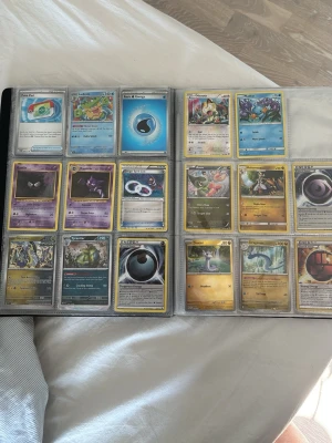 Pokémon TCG samlarpärm med kort - Säljer pokemonkortoch pärm korten har jätte bra skick inga skador 