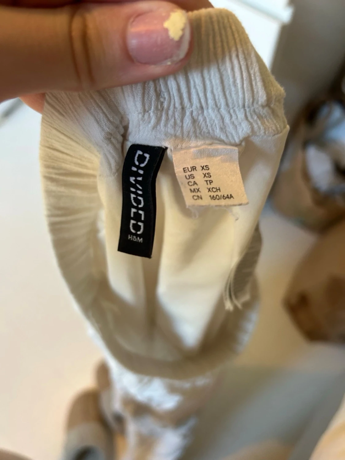 Vit långkjol med volangdetaljer - 3