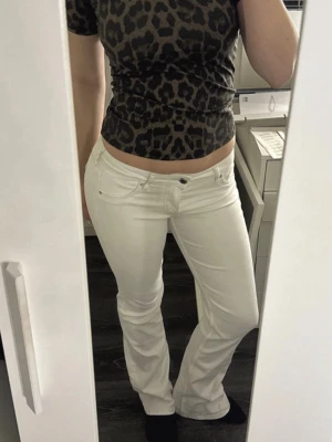Vita bootcut jeans - Snygga vanliga vita lowwaist bootcut jeans köpta på hm:) Väldigt fint skick och passar mig som är 161cm. Säljer pga att de börjar bli för små:/ 