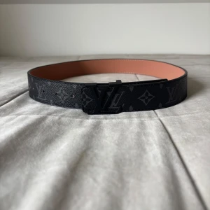 Bälte - Säljer ett stilrent svart bälte  med deras ikoniska mönster. Helt ny aldrig använd. OBS PRIS KAN DISKUTERAS OCH SKRIV FÖR FLER BILDER