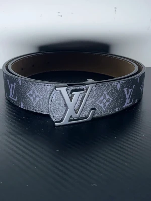 Svart mönstrigt bälte. - Sista i lager.Snyggt svart mönstrigt bälte som passar perfekt till jeans eller andra sorters byxor.Helt oanvänd.Rekommenderar starkt inför sommaren eller våren.Perfekt kvalite och billigaste pris!Öppen för frågor.GÅR OCH JUSTERA HUR LÅNG BÄLTET SKA VARA!!! 