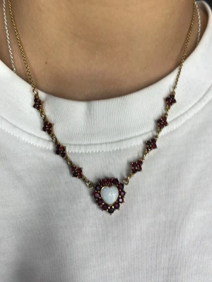 Guldhalsband med hjärthänge och röda pärlor -  Ett jättefint guldhalsband med ett hjärta och röda pärlor på det är nästan helt nytt. Har använt det tre gånger men har tröttnat på det.❣️jag skriver bara att den e från hm för att jag vet inte vart den e ifrån så ni vettt