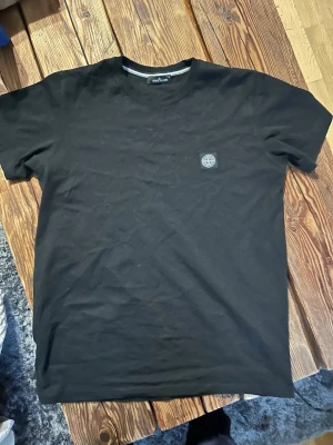 Stone Island T-shirt  - Skön Stone Island T-shirt som inte kommer till användning för den är lite stor. Passar s-m. Pris kan diskuteras