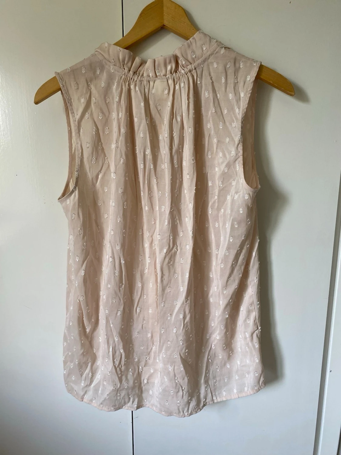 Ljusrosa blus med volang och knyt - 2