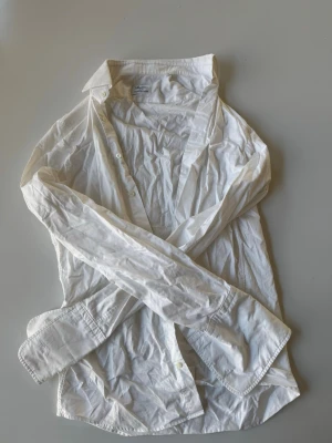 Vit skjorta från Stenströms  - Klassisk vit skjorta från Stenströms Slimline i 100% bomull. Skjortan har knappar framtill, lång ärm och en tidlös design som passar till många olika stilar. Skriv ifall du har några frågor!