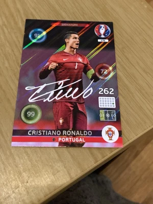 Samlarkort Cristiano Ronaldo Portugal signature” - Säljer ett samlarkort från Panini med Cristiano Ronaldo från Portugals landslag. Kortet har färgglada detaljer, holografiska effekter och statistik. Perfekt för fotbollsälskare och samlare.