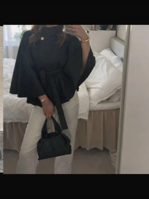 Missäy poncho - Trendig poncho från missäy, perfekt för våren. Perfekt för dig som gillar en chic och elegant stil.