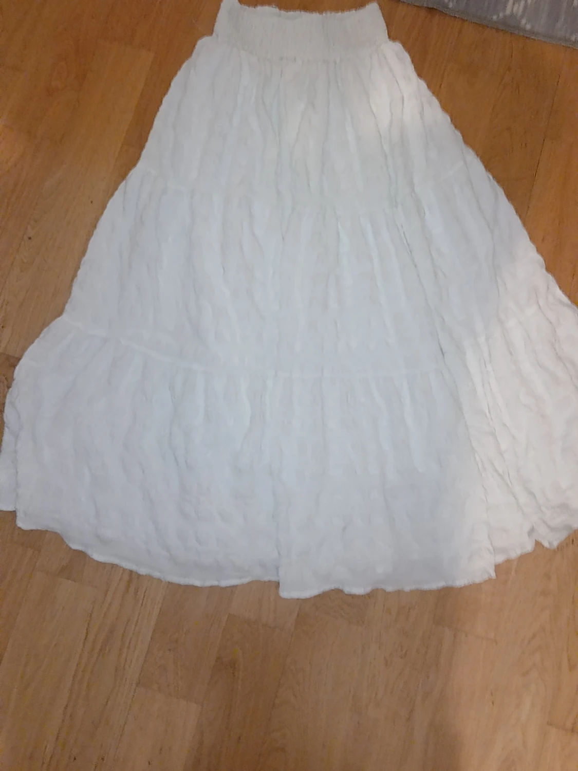 Vit långkjol med volang