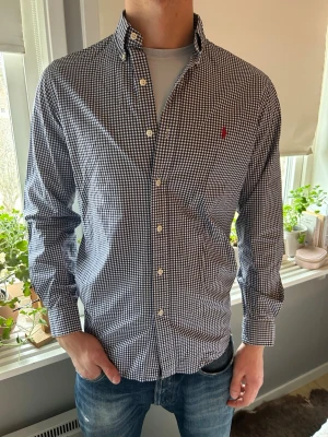Blårutig skjorta från Ralph Lauren - Storlek M men sitter som L. Modellen är 188cm 80kg