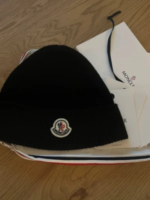 Moncler mössa - Säljer en fin mössa från märket moncler i one size passar alltså alla. Mössan är självklart autentisk vilket man kan se på bilderna, tveka även inte på att ställe någon som helst fråga. Priset går defenitivt och diskutera!
