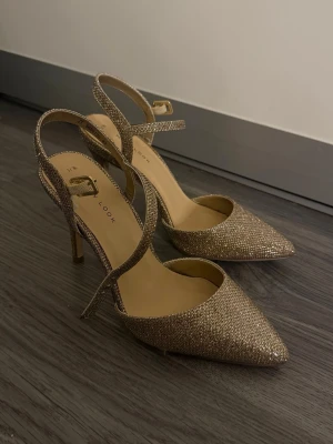 Klackar - Säljer dessa otroooligt snygga klackar då dom tyvärr är lite för små åt mig💔 Ganska hög klack kanske 7cm men man spänner åt runt ankeln så de sitter stabilt ändå! Oanvända endast testade inomhus 