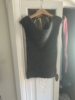 Mörkgrå stickad väst från Zara - Grå off shoulder skrickad topp från Zara mycket bra skick. Skriv om fler bilder eller diskutera priset. 