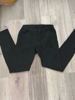 Svarta cargobyxor med fickor - Säljer ett par svarta cargobyxor med raka ben. 