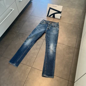 Nudie jeans 👖 - Hej, säljer dessa riktigt feta Nudie jeansen | skick 9/10 | modell grim Tim ( trendigaste modellen) | stolek 28/32 |  Släng iväg ett dm för frågor! 🙌 finns ett litet hål men syns inte så mycket 🍾 