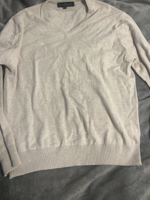 Kashmir tröja  - Beige Kashmir tröja i 100% Kashmir från The Monaco Cashmere, ny pris: 2800kr mitt pris: 799! Storlek L men passar storlek M. Använd fåtal ggr. 