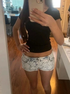 Ljusblå lowwaist jeansshorts med broderi - Snygga low waist jeansshorts i strl 38, midja 39cm. Kommer fler unika jeansshorts o kjolar så följ!!