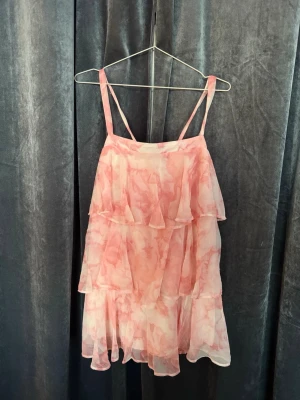 Rosa volangklänning från NA-KD - Söt volangklänning från nakd. Använd ett fåtalgånger. 🤍