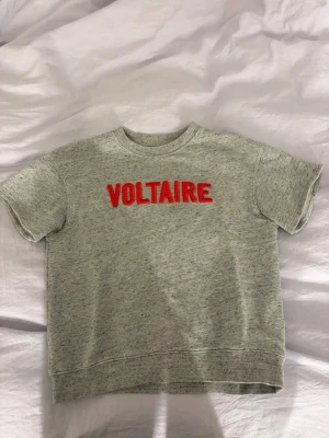 Grå zadig tröja - Grå zadig & Voltaire tröja med röd text. Kortärmat och lite tunnare material perfekt till sommar!