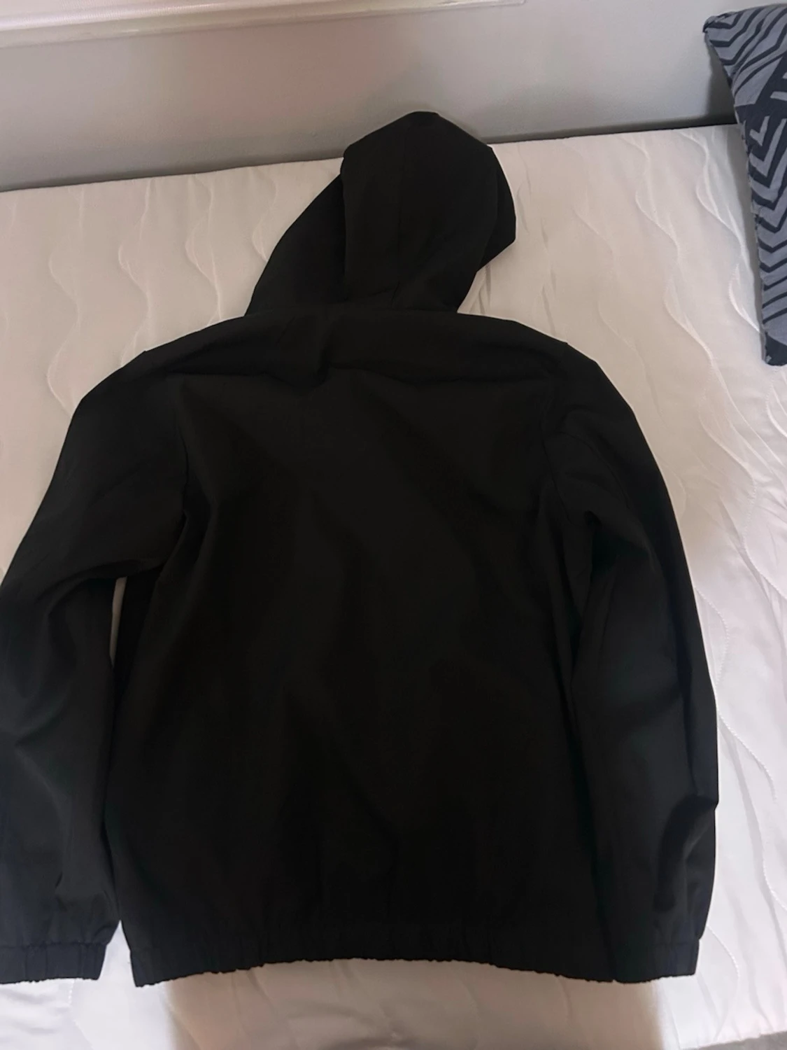 Svart vindjacka med huva - 1