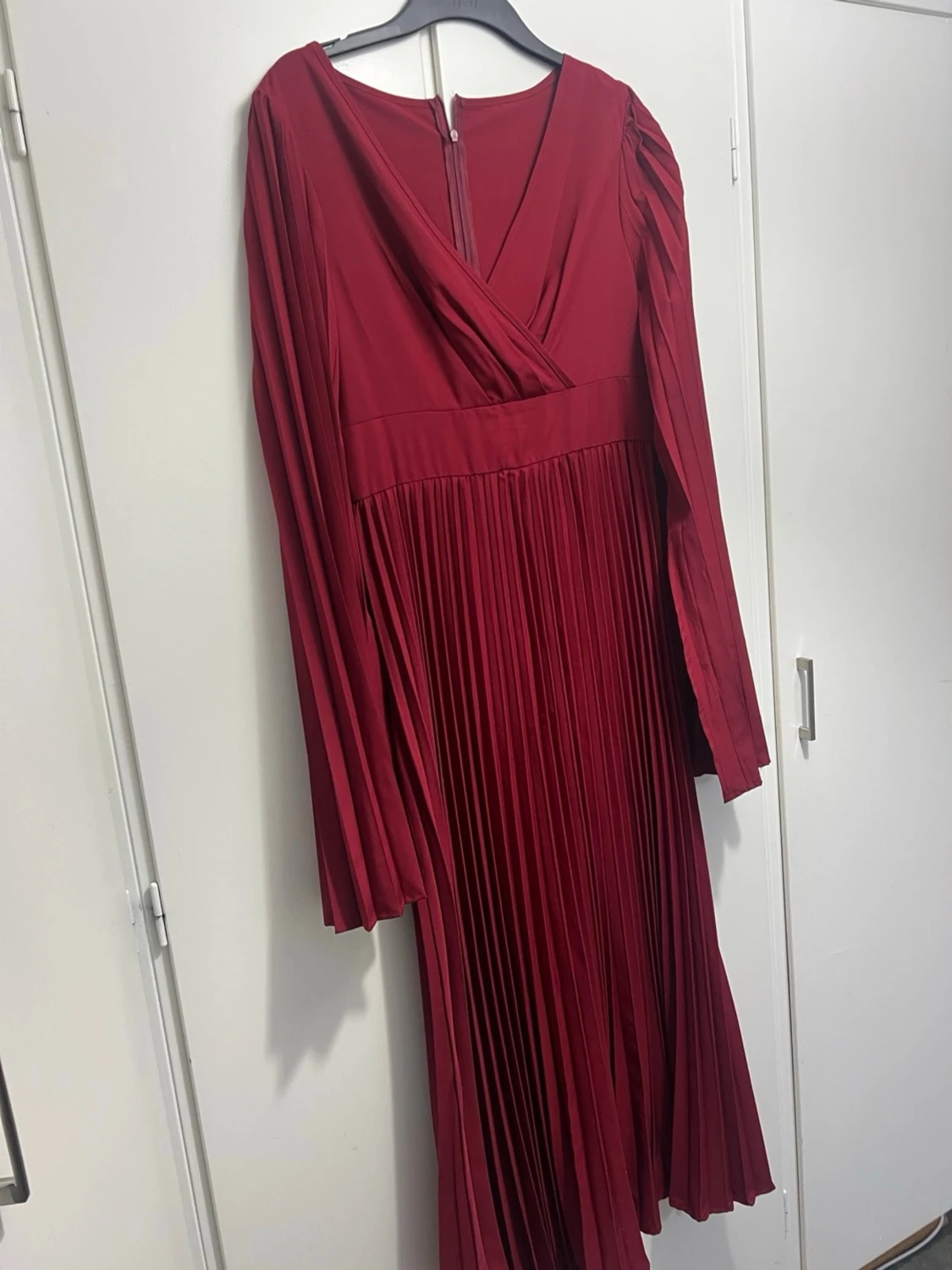 Vinröd plisserad långklänning - 5