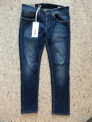 Dondup jeans  - Knappt använda, sjukt go färg! nypris 3500kr mitt endast 600kr! Längd 95cm och midja 41cm