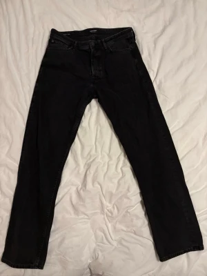 Svarta jeans - Ett fina par jeans som kommer från Jack&Jones dom är inga skador och använda få gånger. Annars jätte fina. Storlek; W32L32